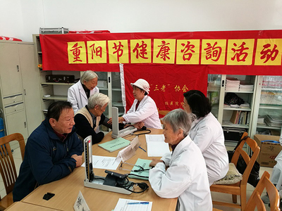 北航校醫院退休職工黨支部重陽送健康，溫暖情意暖夕陽